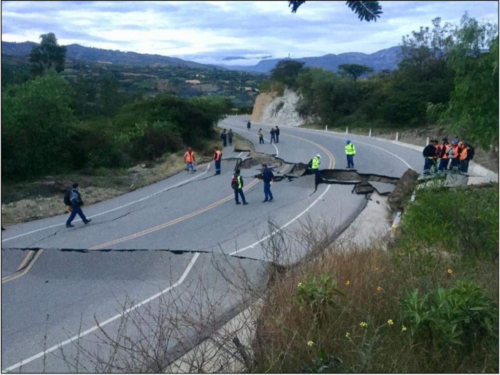 Road damage in the Cajamarca Region from Twitter (@Crisanris). 